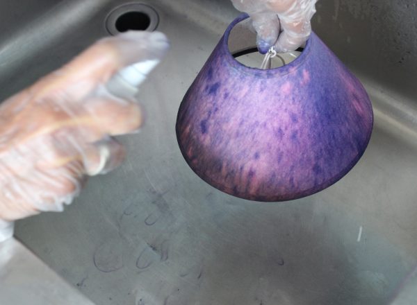 Etape 3 : pulvériser l'abat jour d'eau de javel