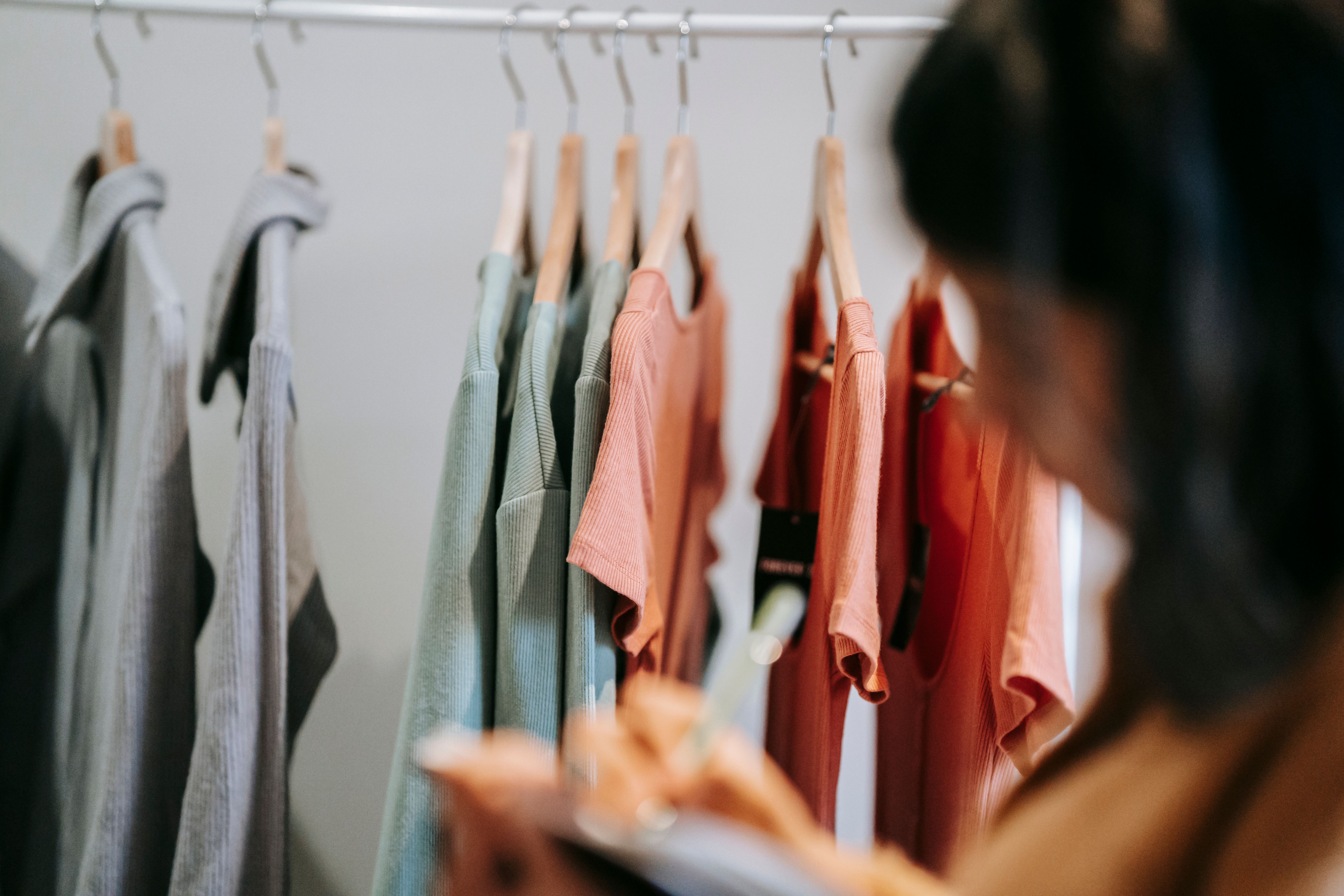 Organiser son dressing : que faire des vêtements qu’on hésite à jeter ?